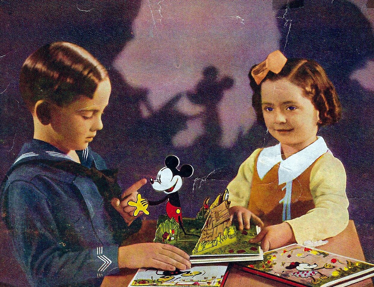 This is an image created by Editorial Molino in 1934 to introduce pop-up books