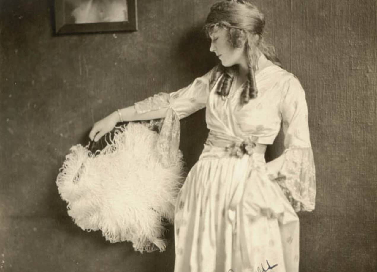 Marion Davies in white dress, ca. 1916
