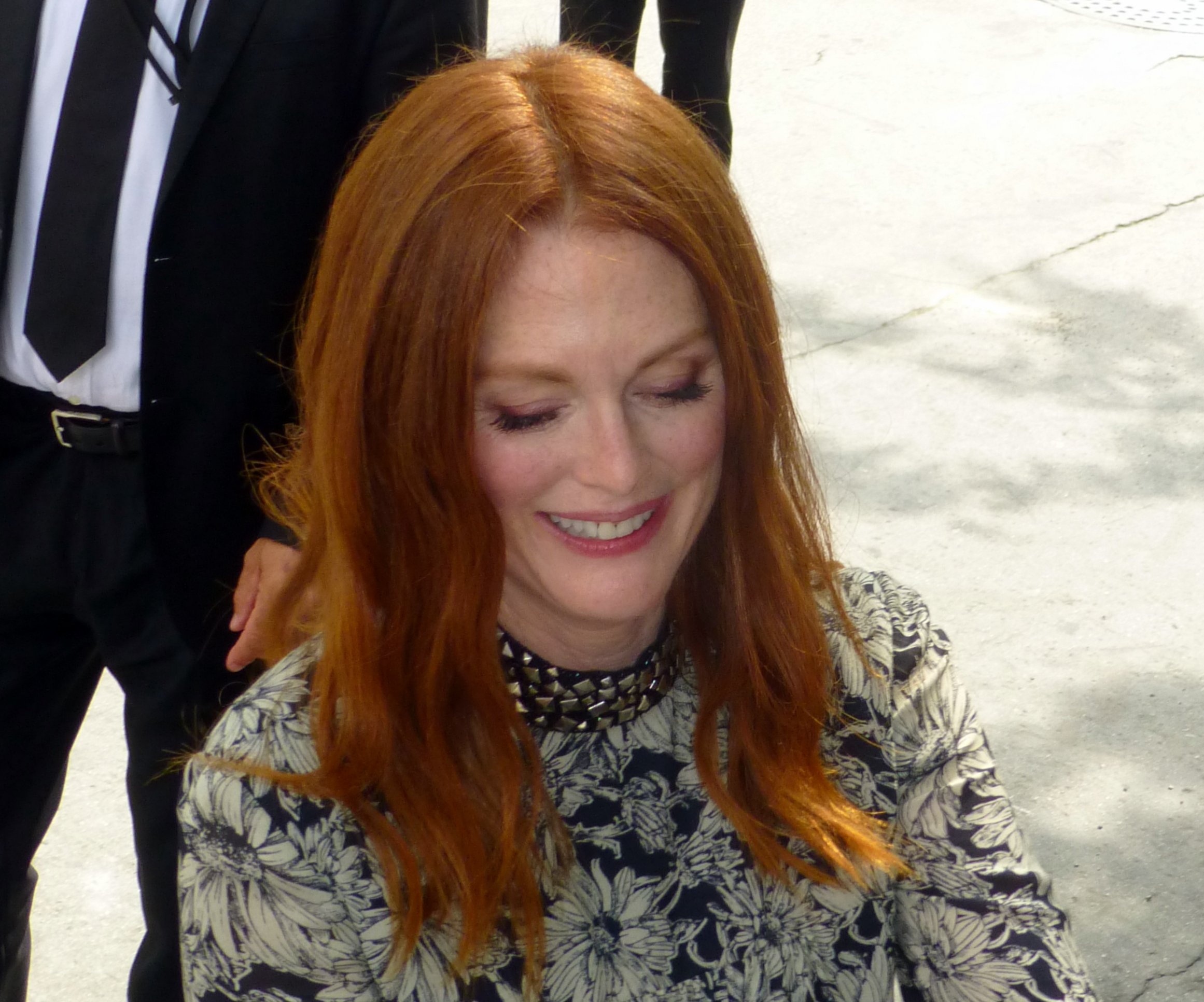 Julianne Moore signing autographs