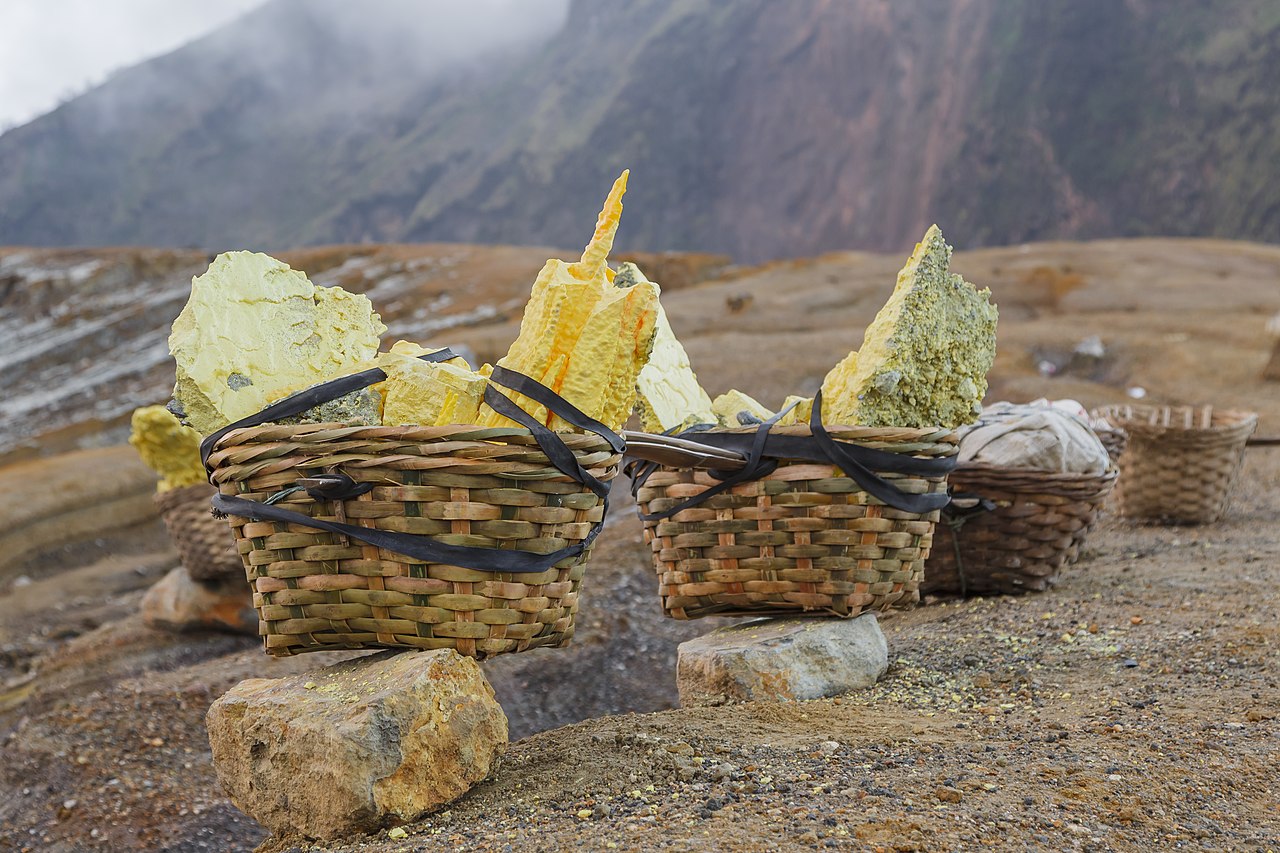 Baskets with sulfur rocks