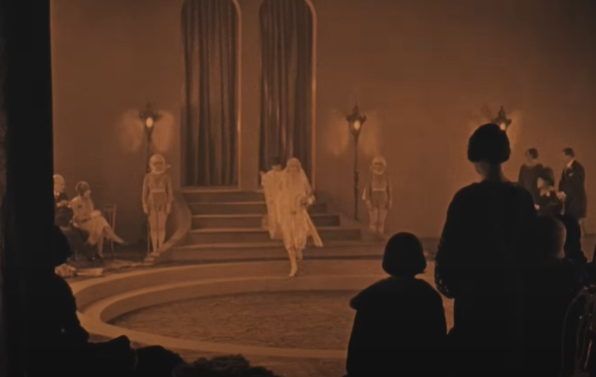 A screenshot from the movie The Lodger: A Story of the London Fog