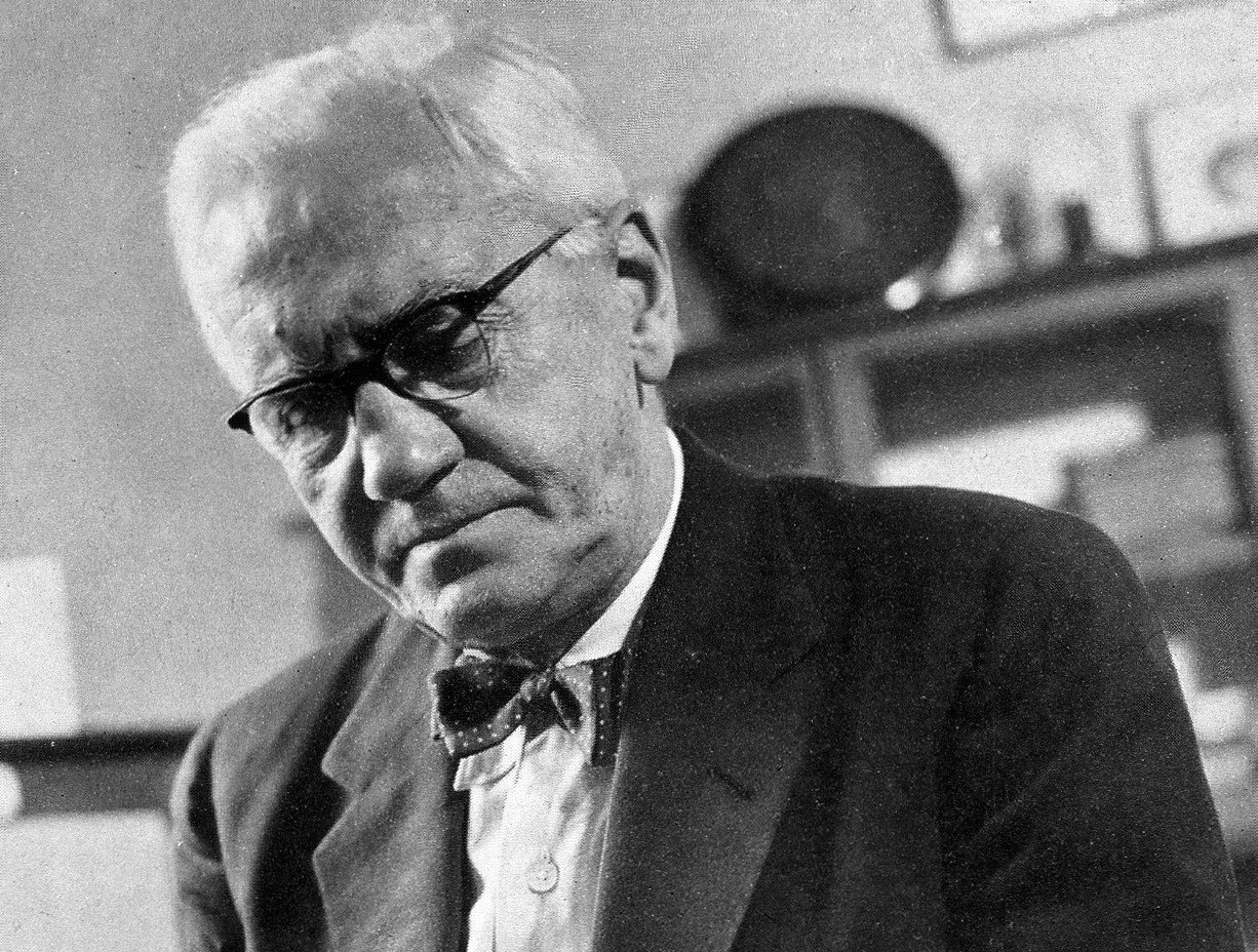 Alexander Fleming wearing a suit