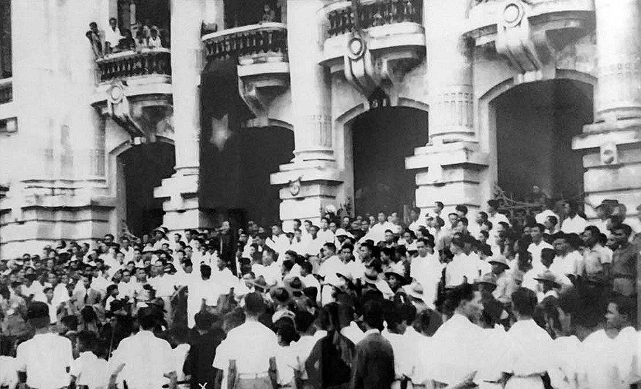 Meeting at the Grand Opera in Hanoi on 17 August 1945.