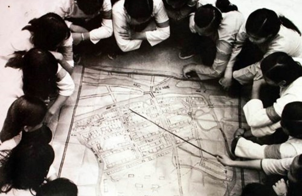 Women's Special Forces Division 6 studies maps of District 7, Saigon, during the Tet Offensive - 1968