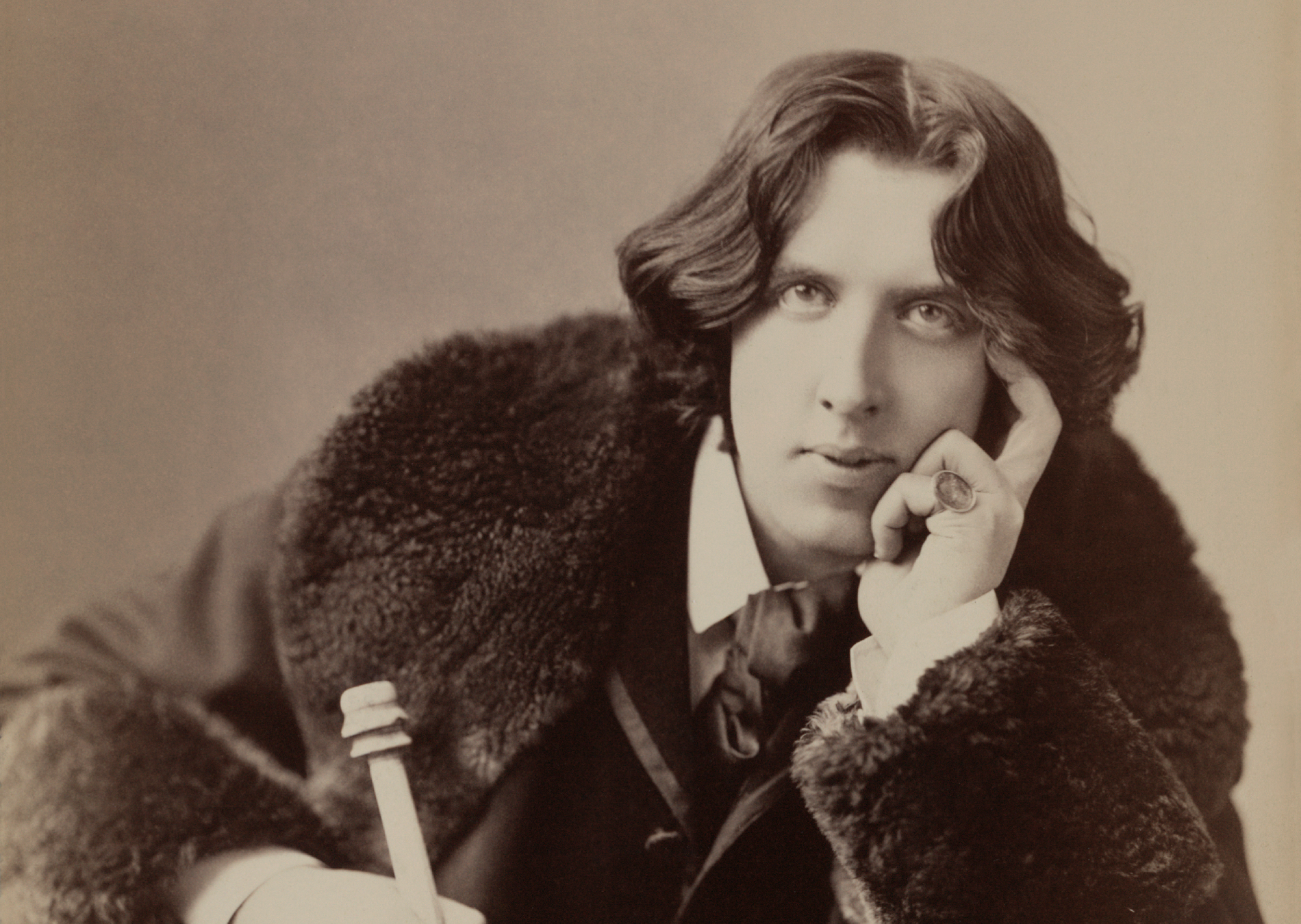 Three-quarter-length photograph of Oscar Wilde