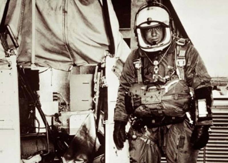 Joseph Kittinger next to the Excelsior gondola