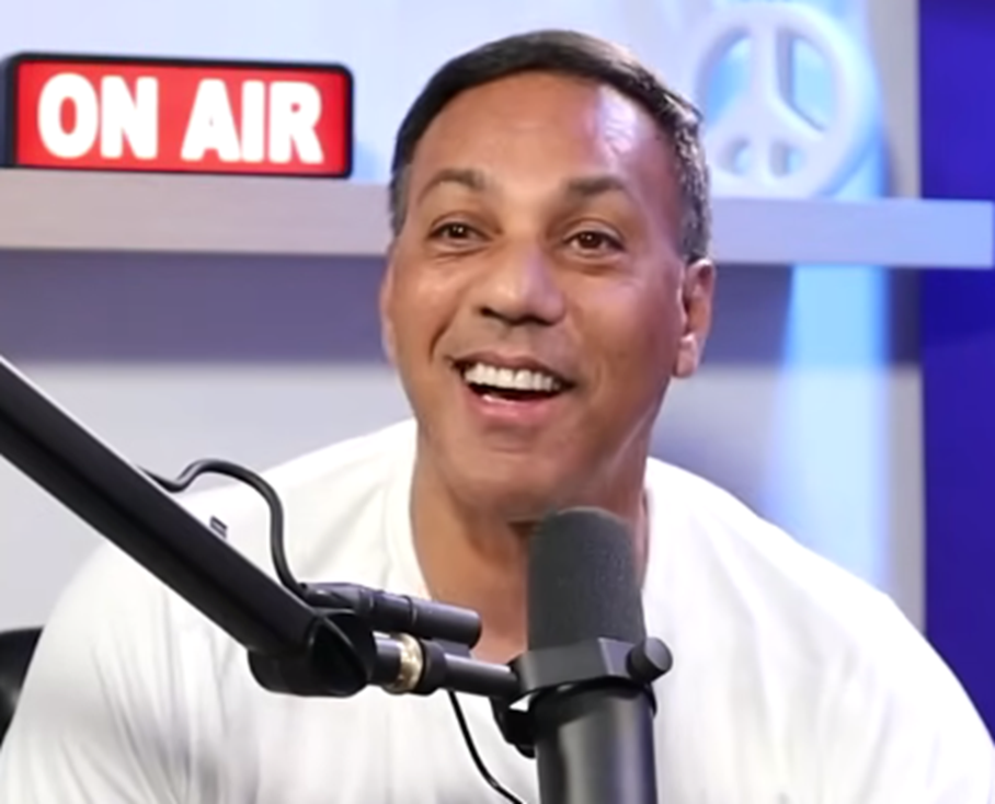 Juan Gonzalez is interviewed on the podcast Baseball Entre Panas in 2024.