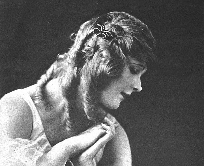 Grayscale Portrait Photo of the actress Marilyn Miller wearing white dress