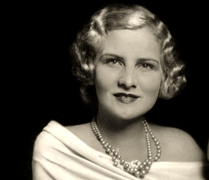 Grayscale Portrait Photo of the actress Marilyn Miller