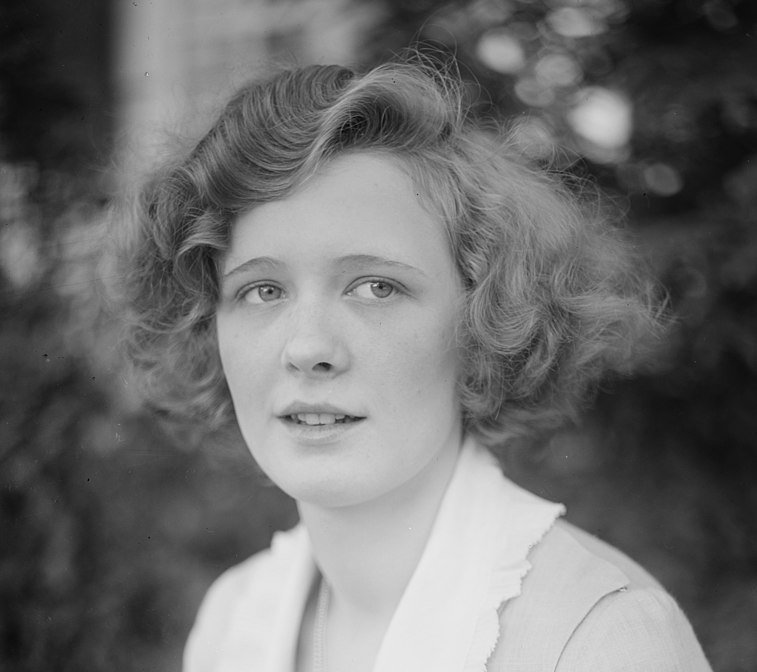 Grayscale Portrait Photo of the actress Marilyn Miller