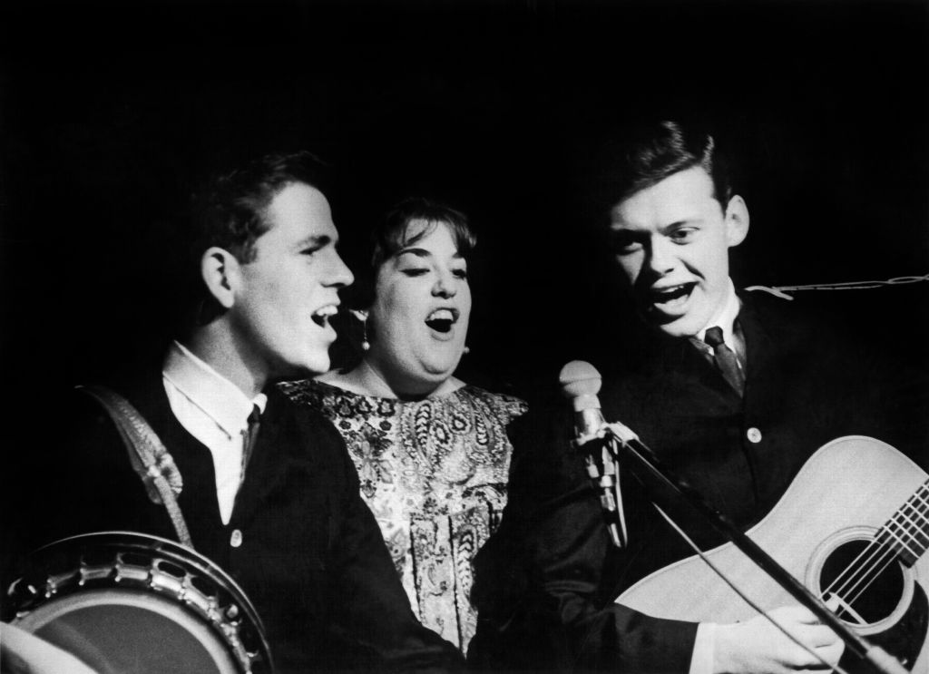 Cass Elliot performing with band