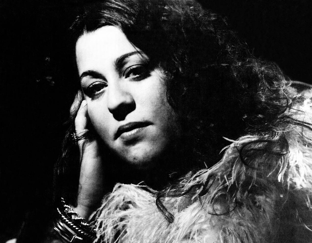 Cass Elliot (1972)  in feathery clothes