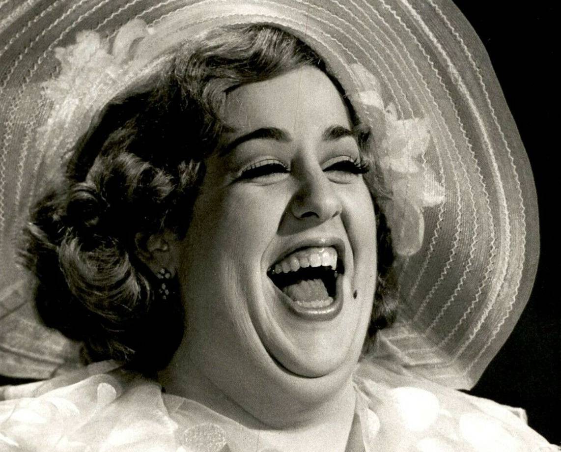 Cass Elliot in 1973 wearing a hat