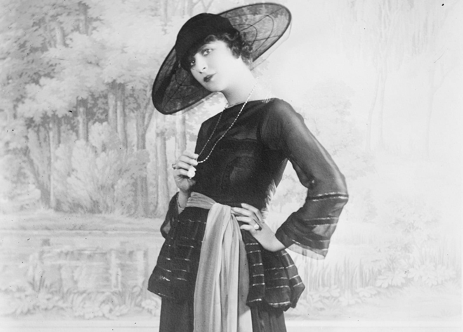 Fanny Brice. Photo portrait, standing