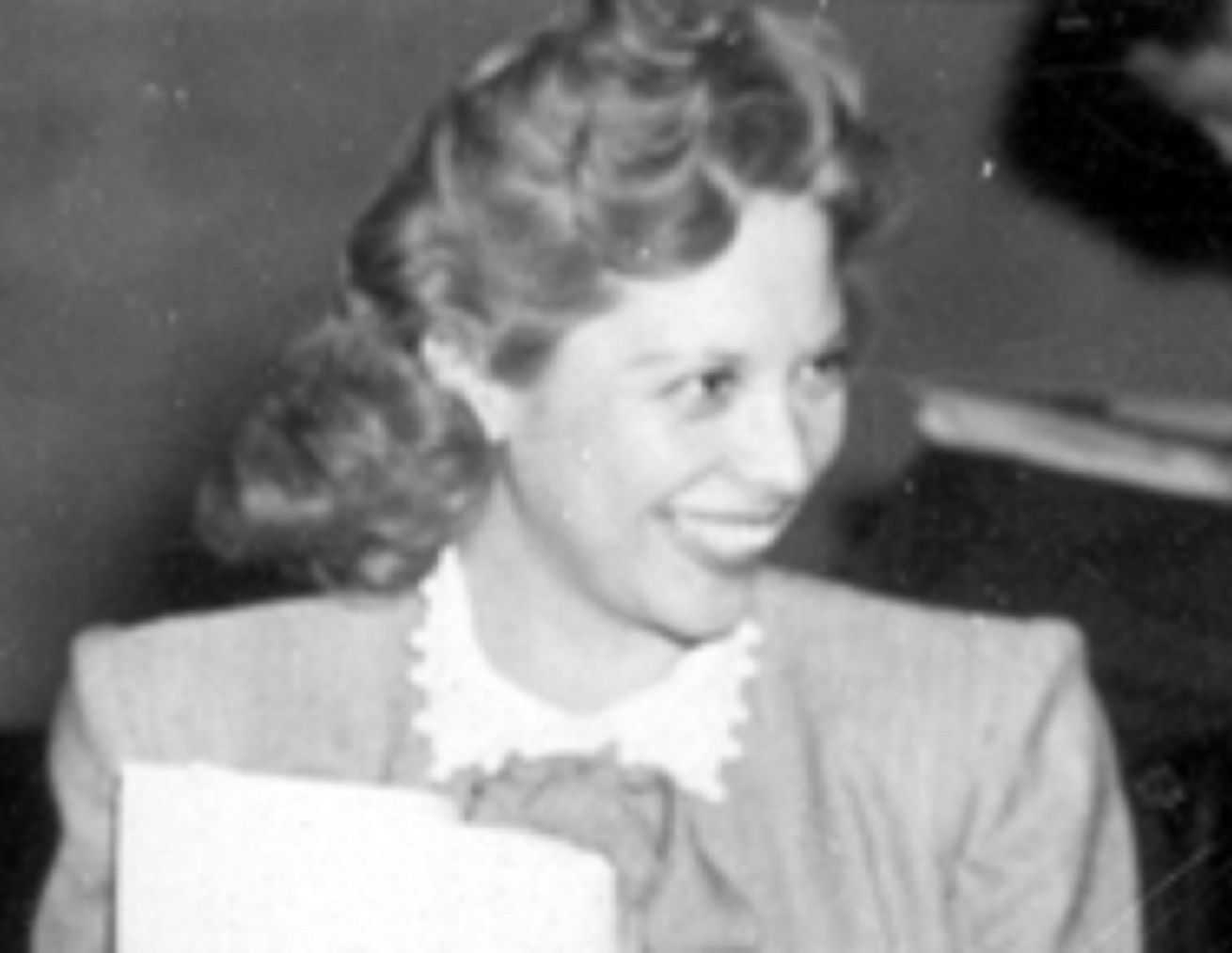Dinah Shore smiling and looking at side - 1944