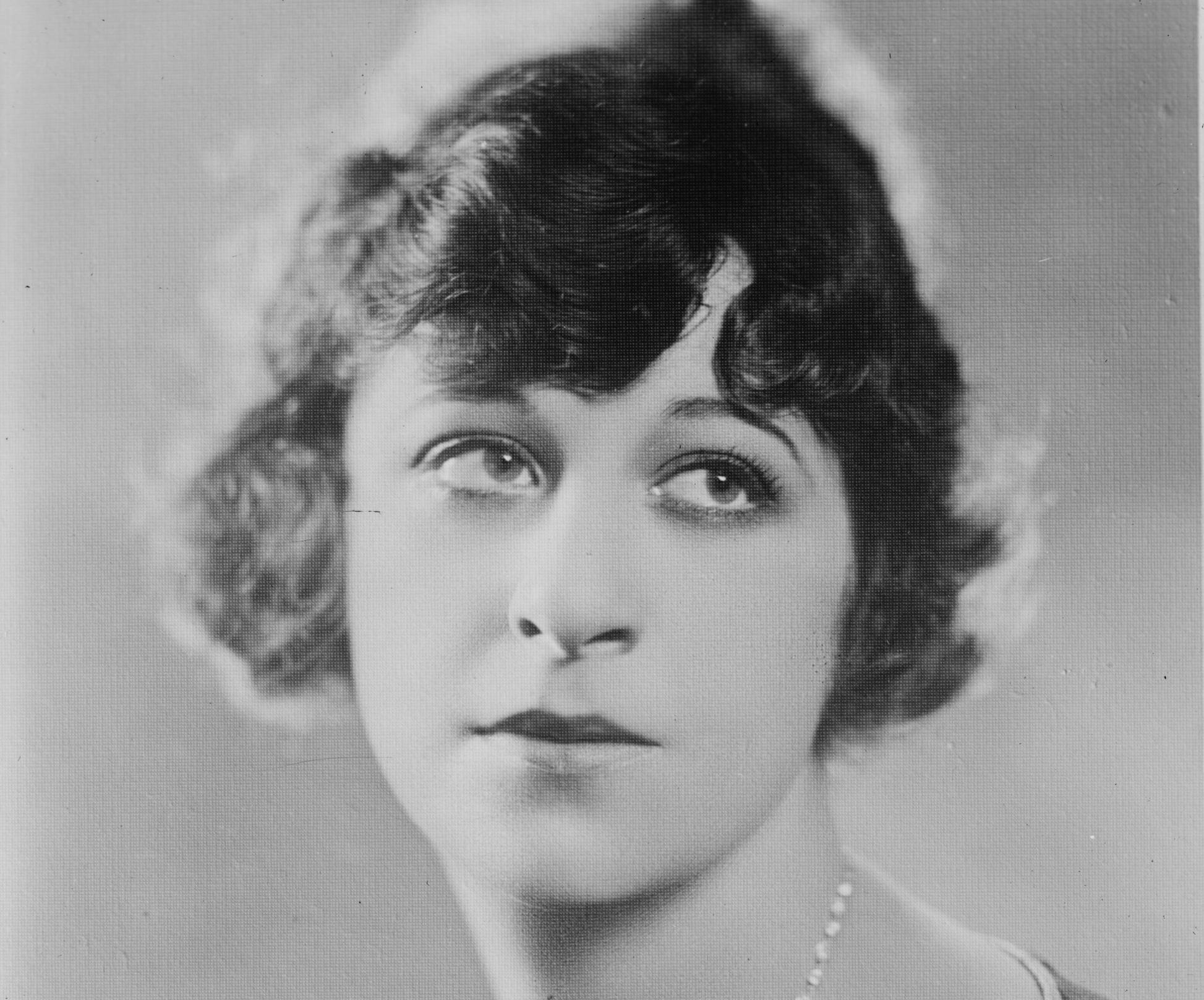 Fanny Brice wearing pearls