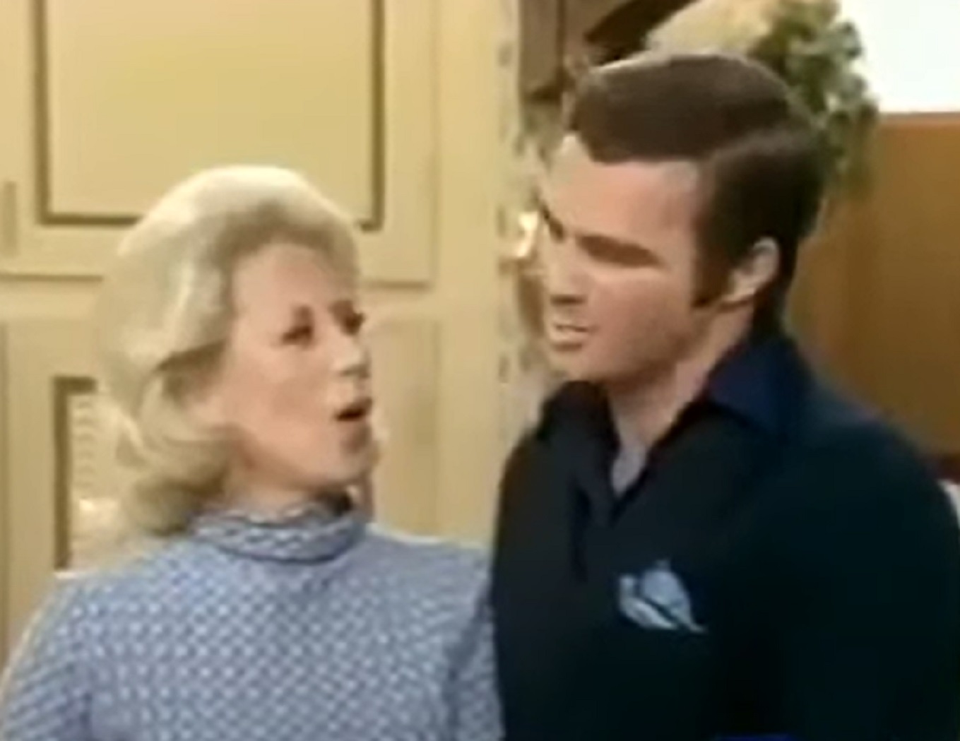 Screenshot of Dinah Shore and Burt Reynolds - from Dinah's Place (1970/74)