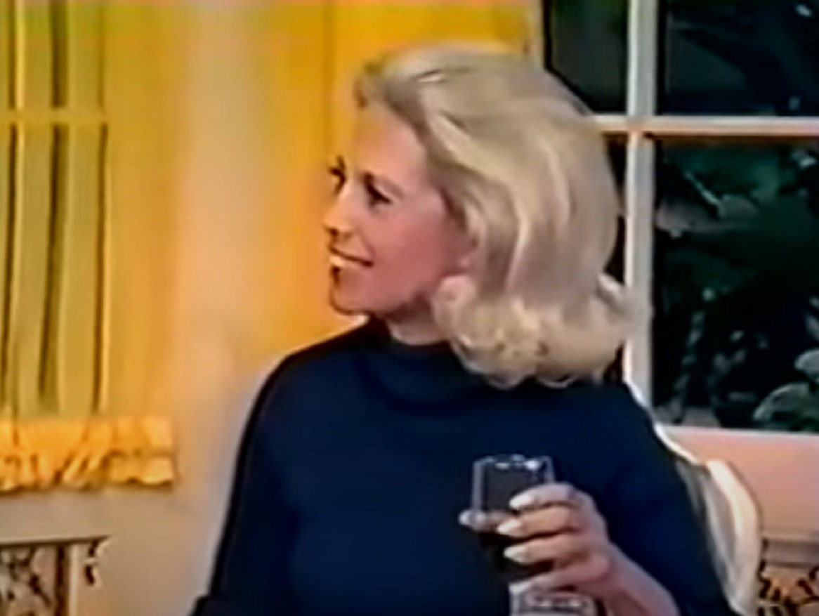 Screenshot of Dinah Shore looking at side - from Dinah's Place (1970/74)