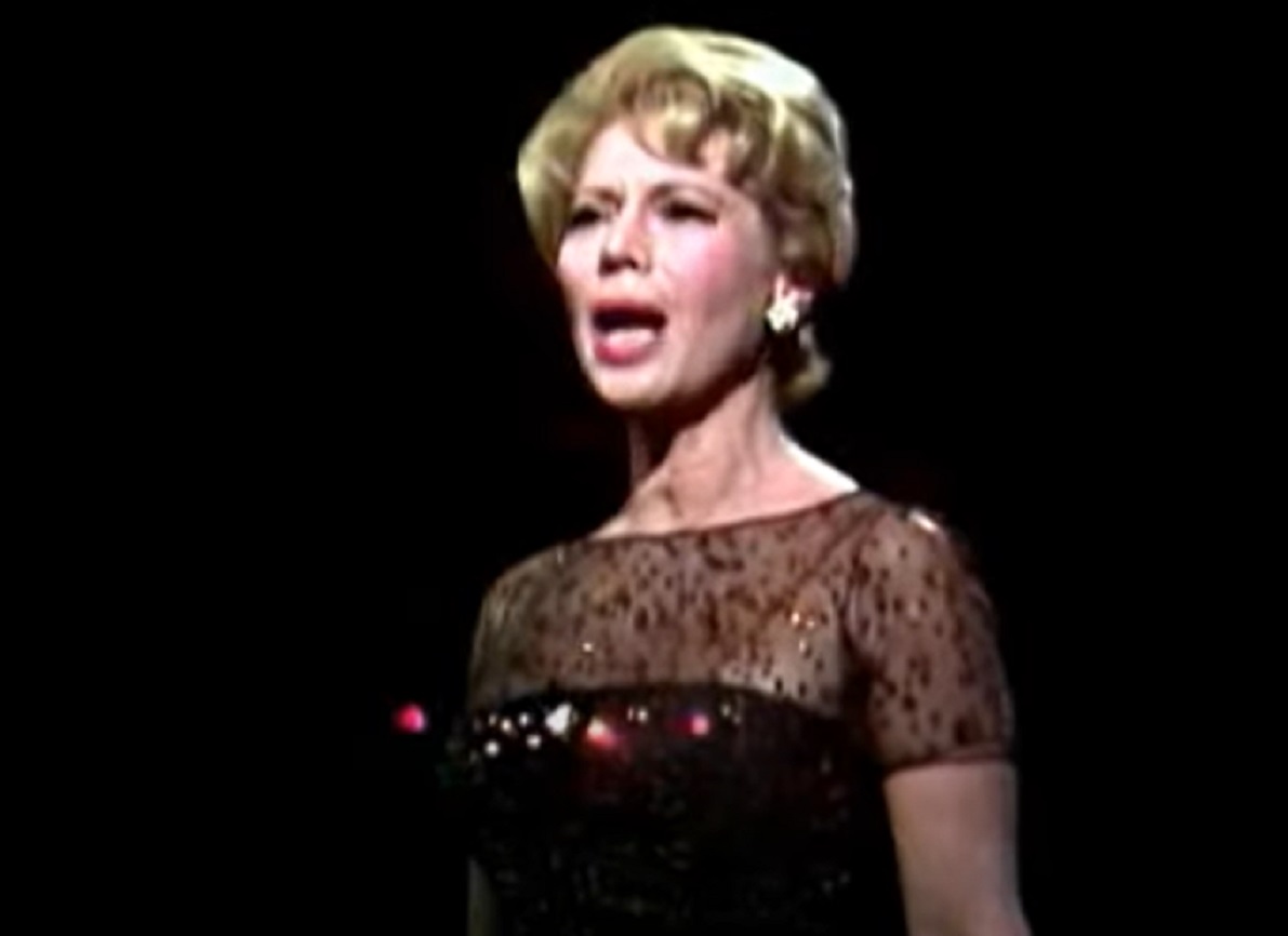 Screenshot of Dinah Shore singing - from Dinah's Place (1970/74)