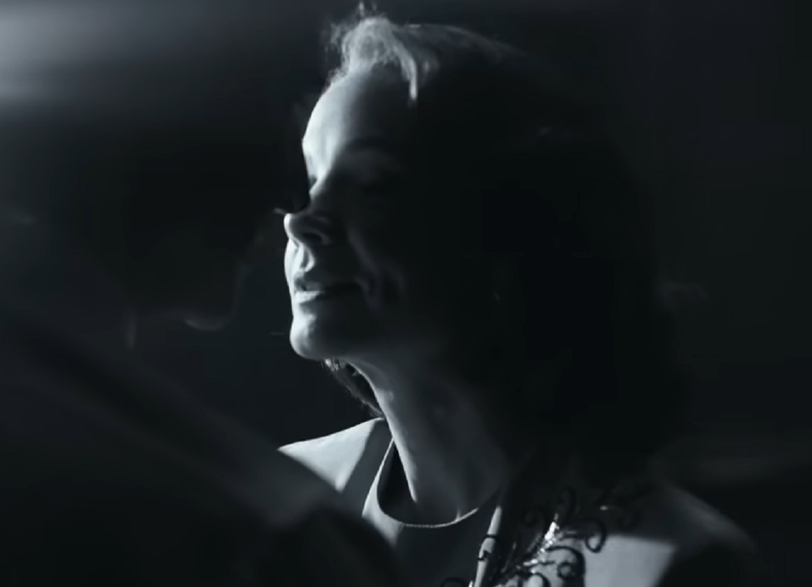 Screenshot of Felicia Montealegre (Carey Mulligan) looking sad - from Maestro (2023)