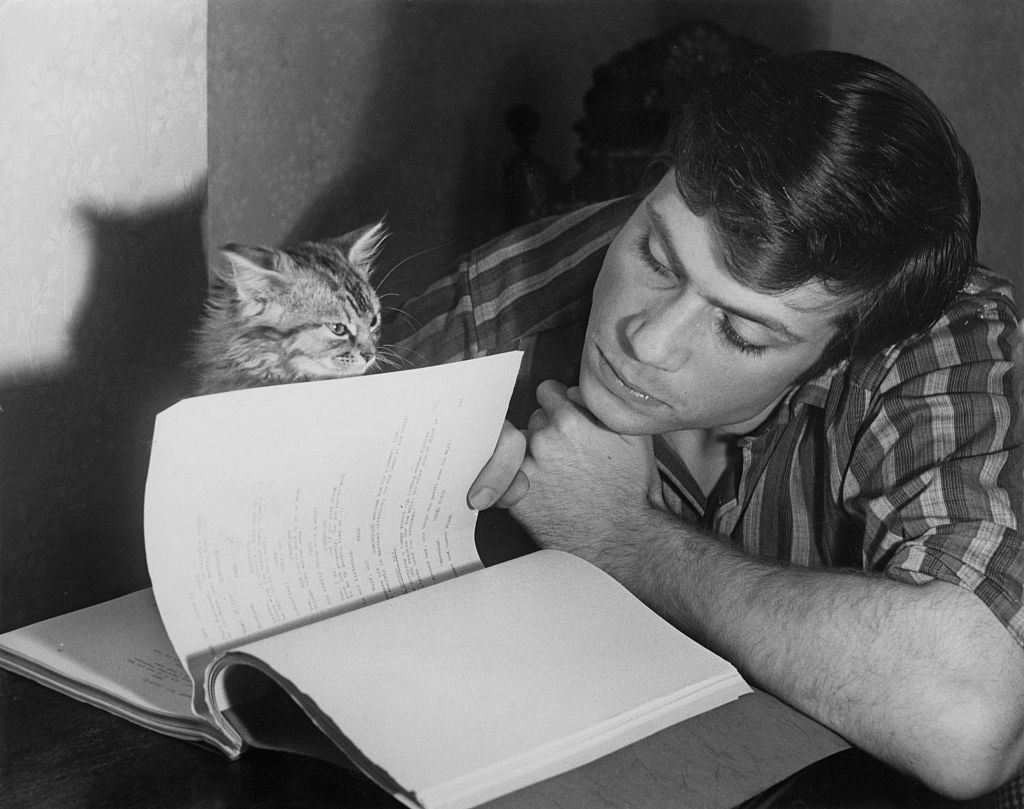 Oliver Reed And Kitten reading