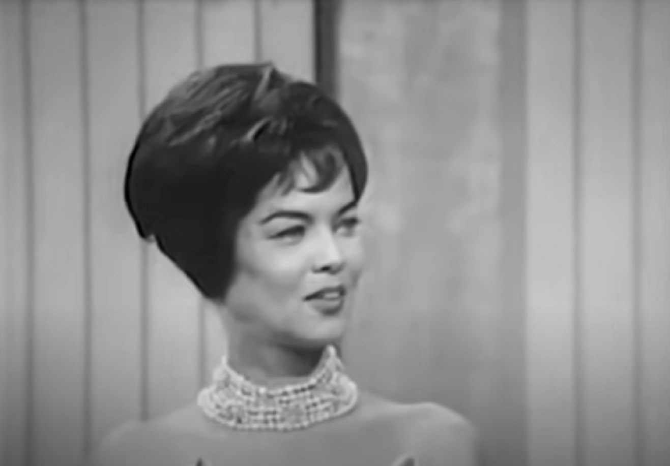 Screenshot of Dona Drake looking at side - from You Bet Your Life (1960)