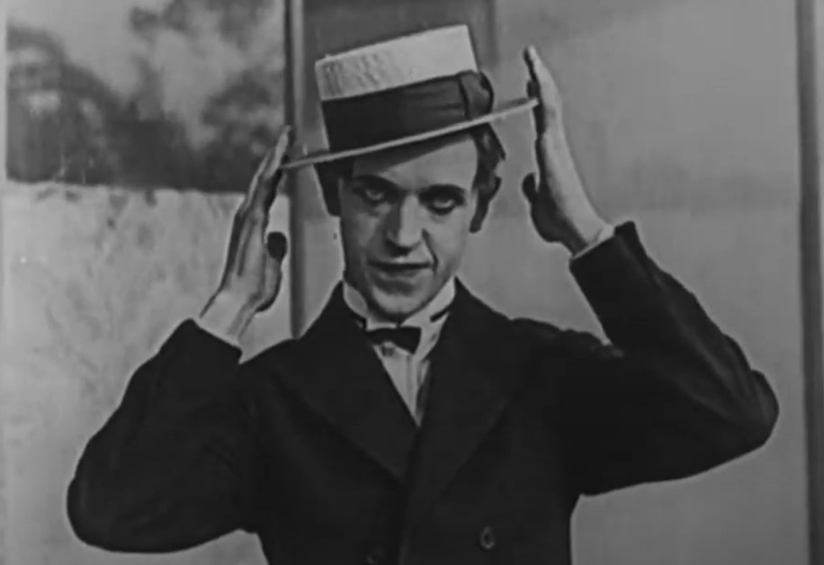 Stan Laurel in The Lucky Dog in suit