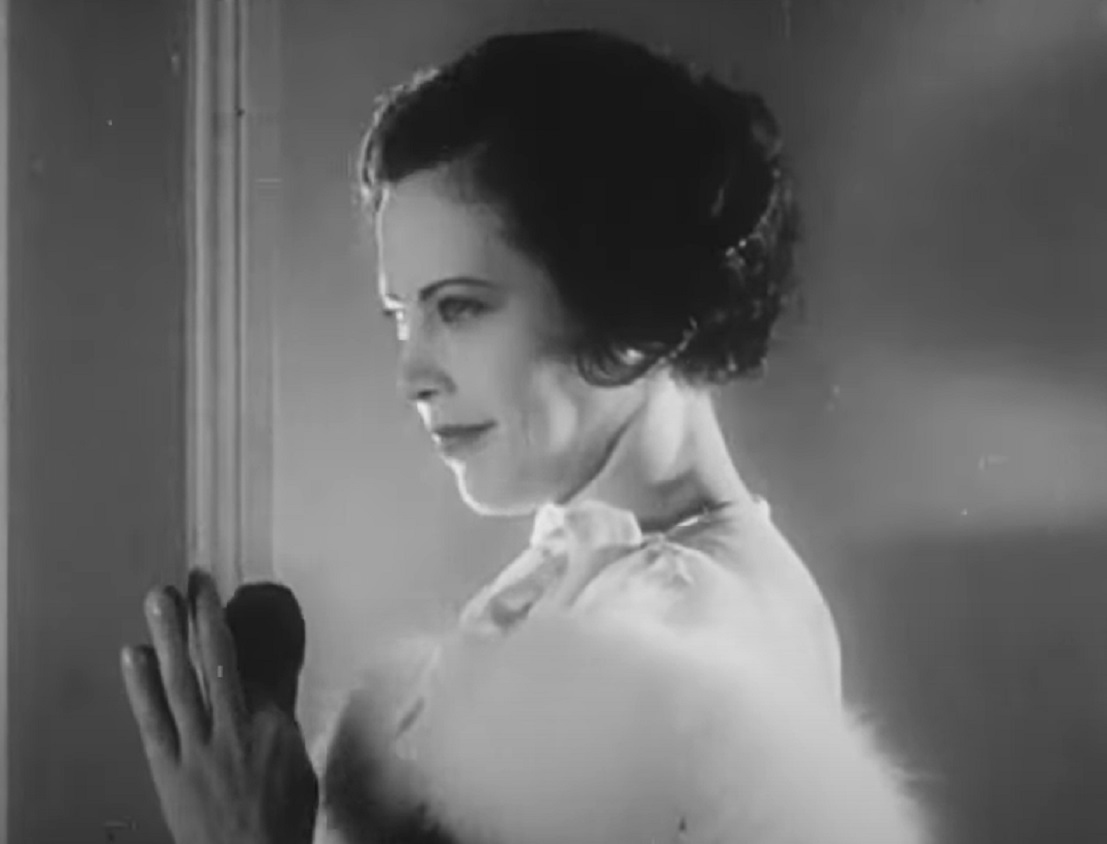 Screenshot of Fredi Washington looking at side - from Ouanga (1936)