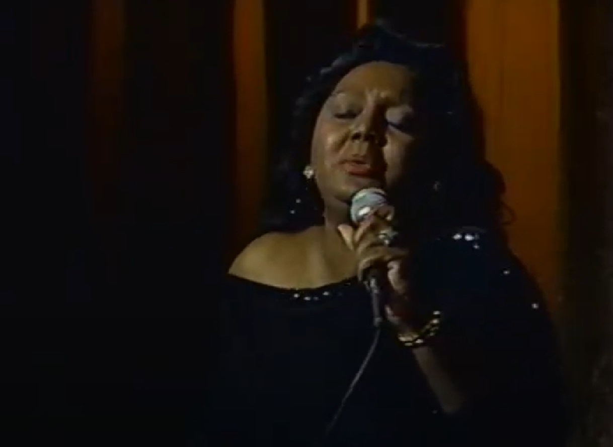 Screenshot of Joyce Bryant singing - from The David Susskind Show - (1958–1987)