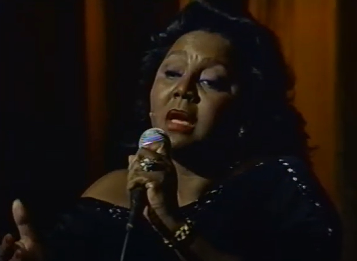 Screenshot of Joyce Bryant singing - from The David Susskind Show - (1958–1987)