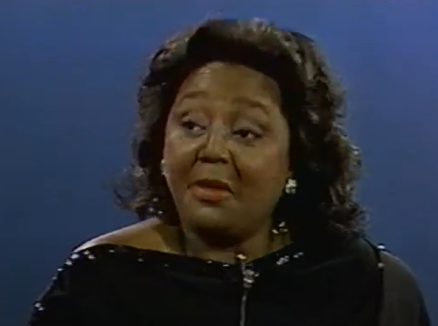 Screenshot of Joyce Bryant talking and lookin at side - from The David Susskind Show - (1958–1987)