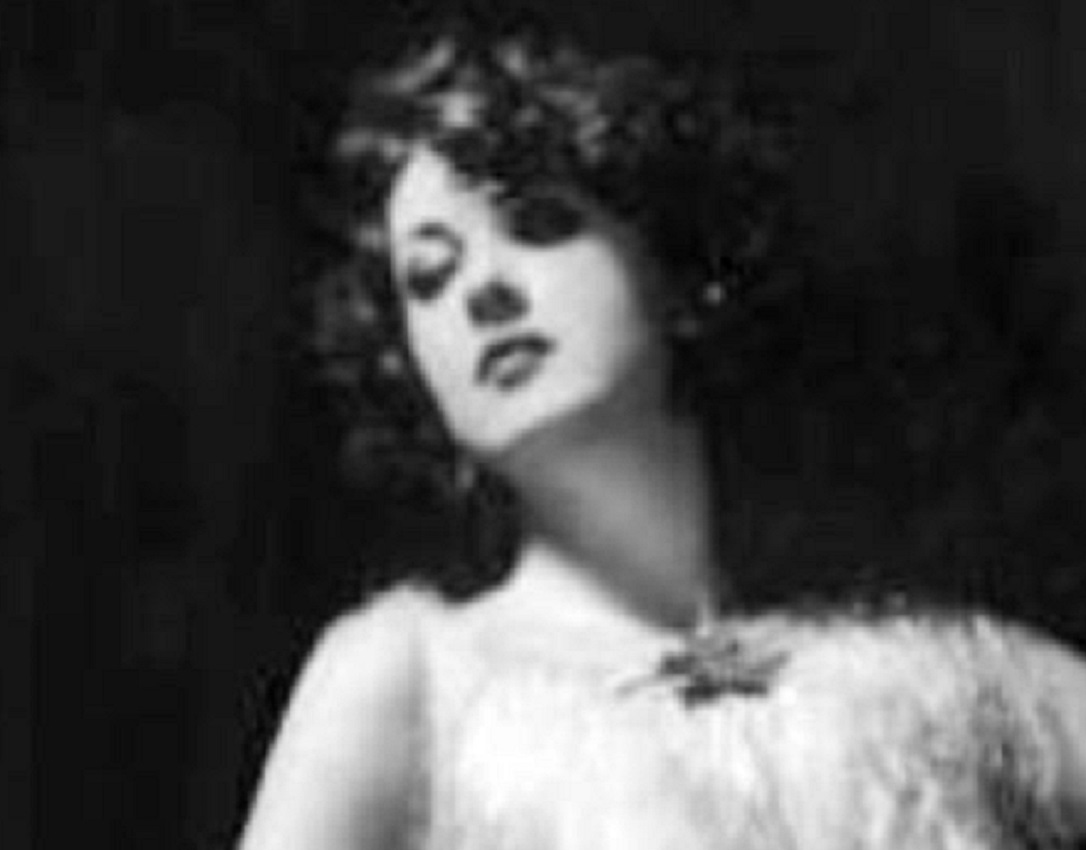 Gypsy Rose looking at side.