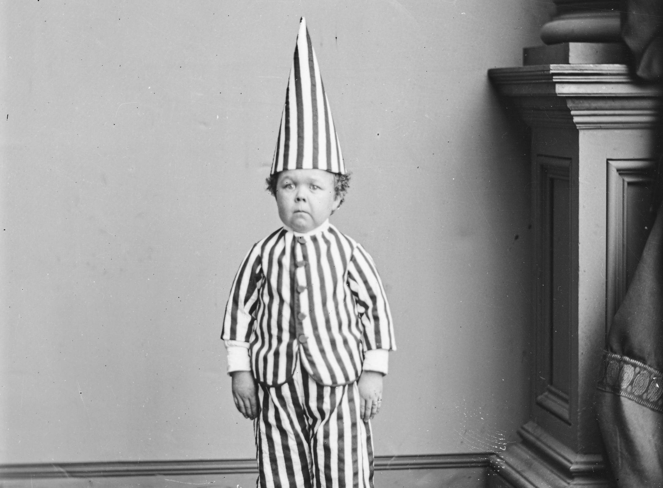 Commodore Nutt in striped clothes and a hat