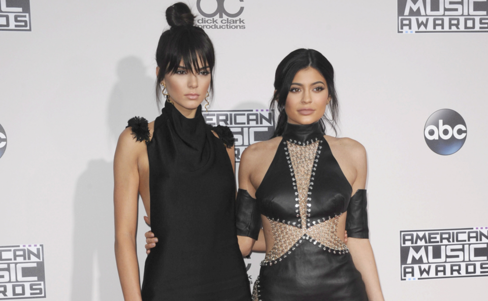 image of kylie and kendal jenner
