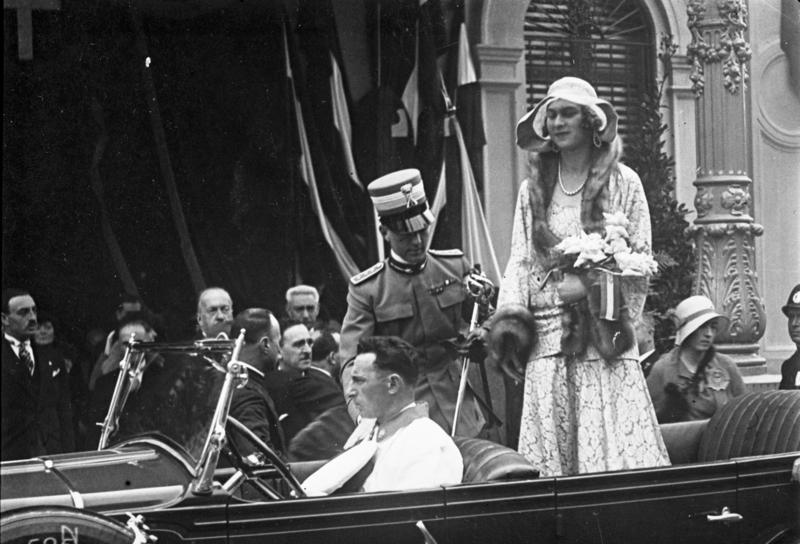 Umberto II of Savoy and Maria José of Belgium in a car