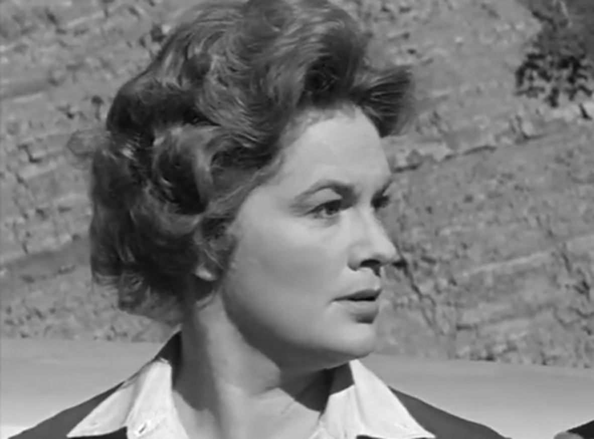Screenshot of Jean Hagen looking at side - from Panic in Year Zero (1962)
