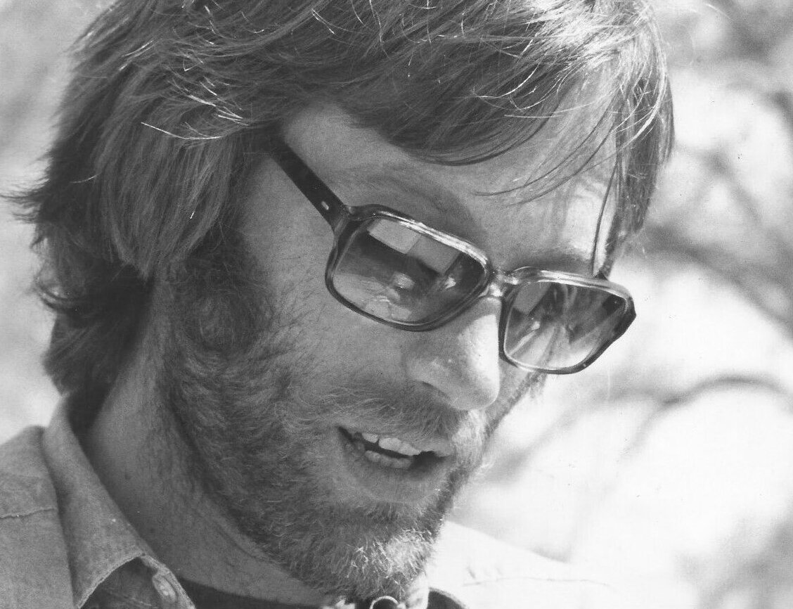 Grayscale Portrait Photo of Peter Fonda wearing sunglasses