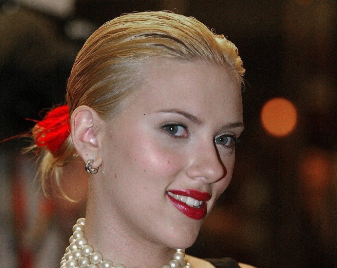 Scarlett Johansson looking at side - 2003