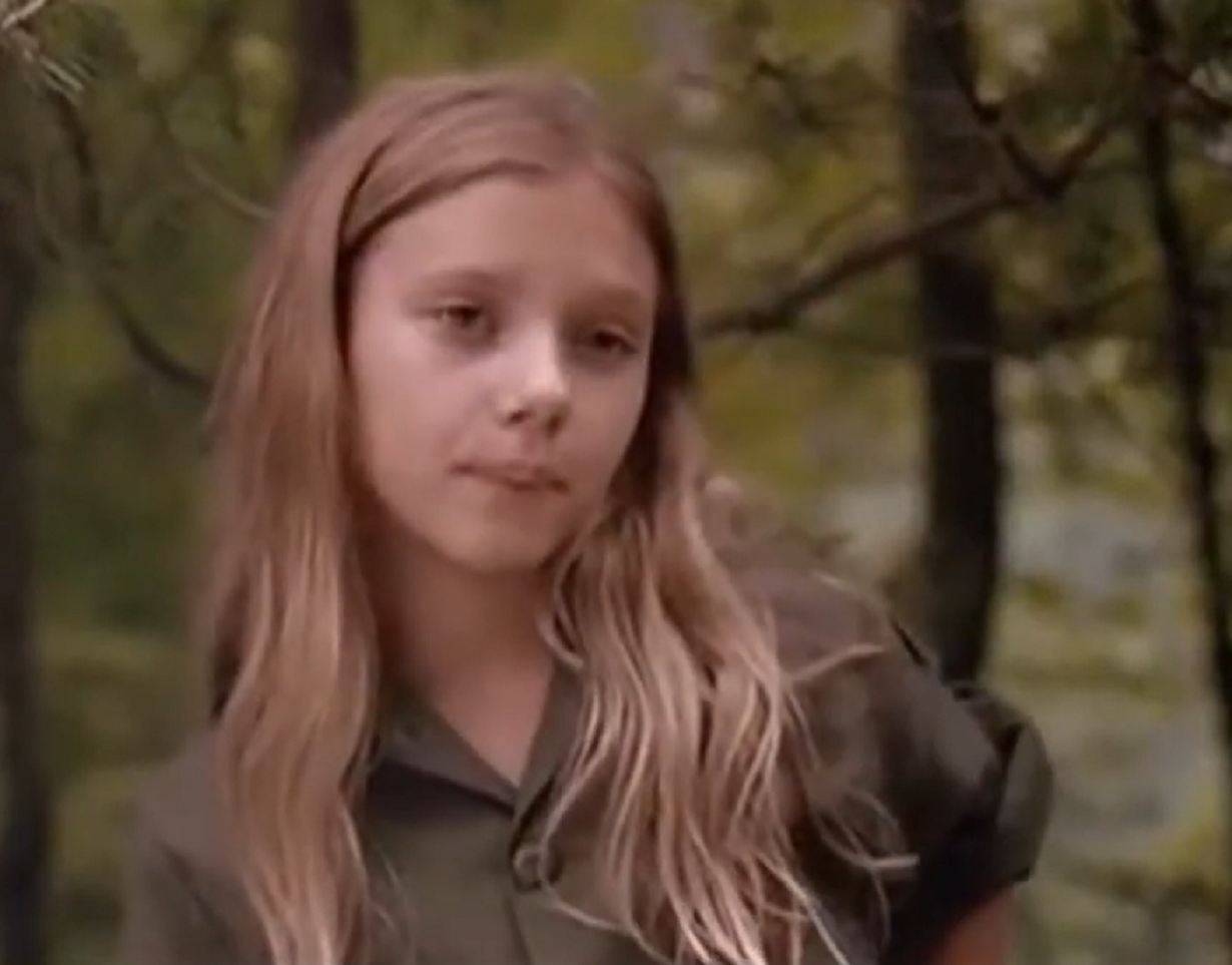 Screenshot of Scarlett Johansson as Amanda - from Manny & Lo (1996)