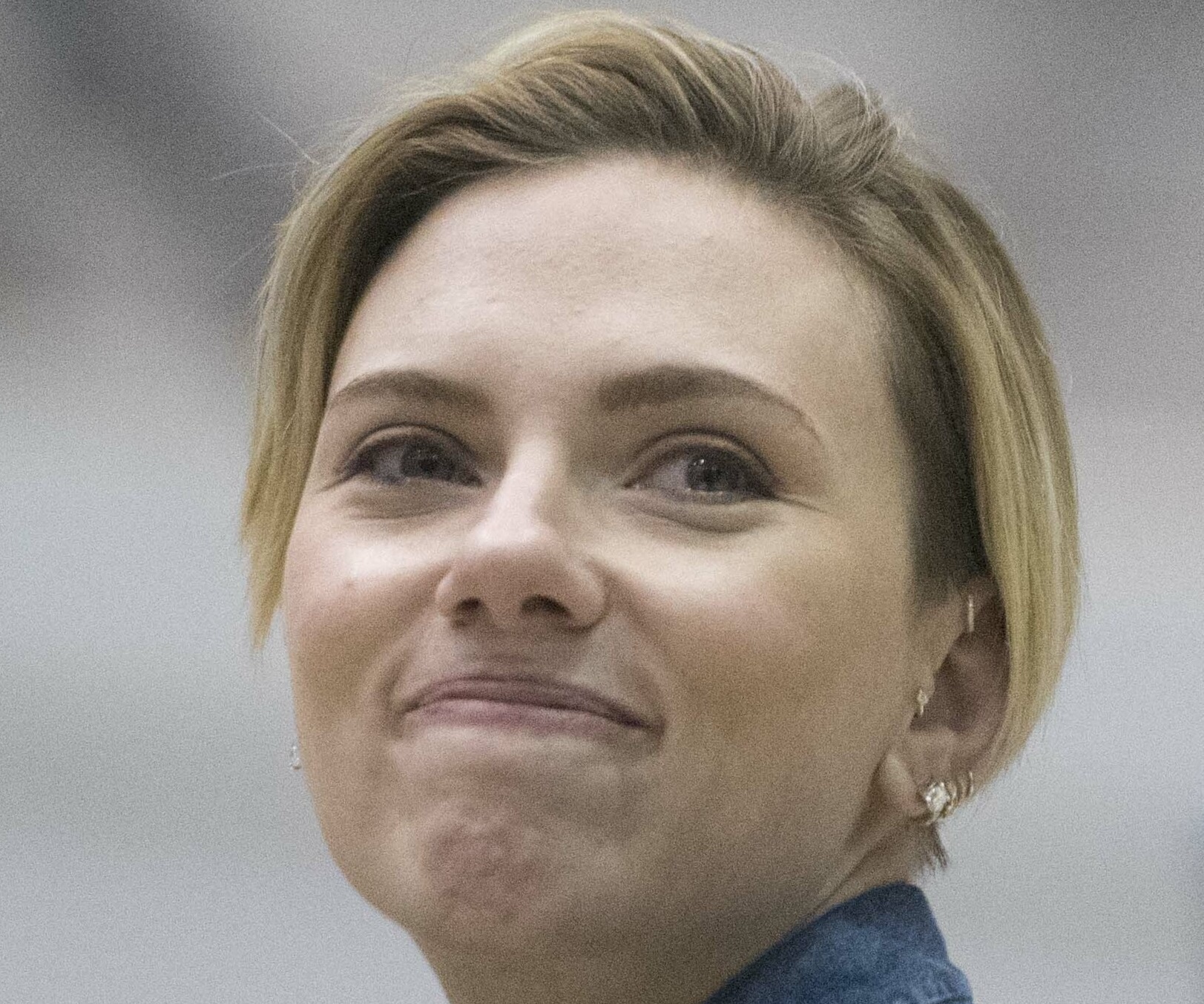 Scarlett Johansson perform for service members during the USO Holiday Tour at Bagram Air Base, Afghanistan, Dec. 7, 2016