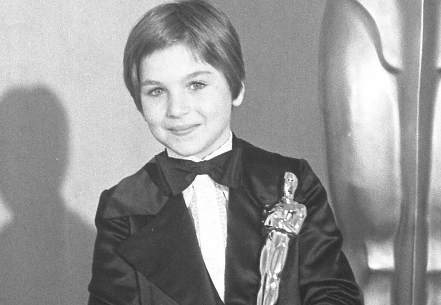 Tatum O'Neal, holding her Oscar