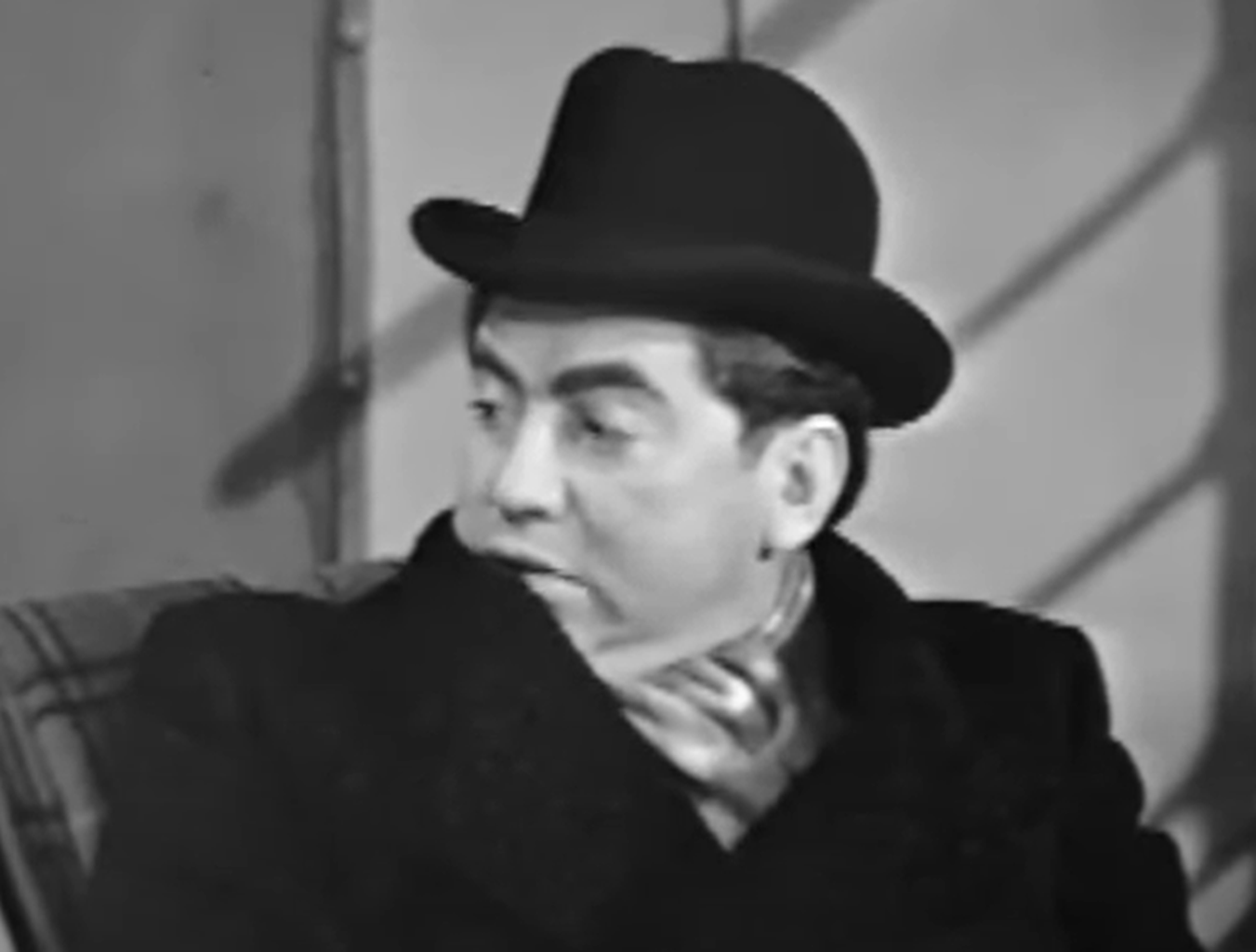 Screenshot of Tony Hancock looking at side - from Hancock's Half Hour (1956–1960)