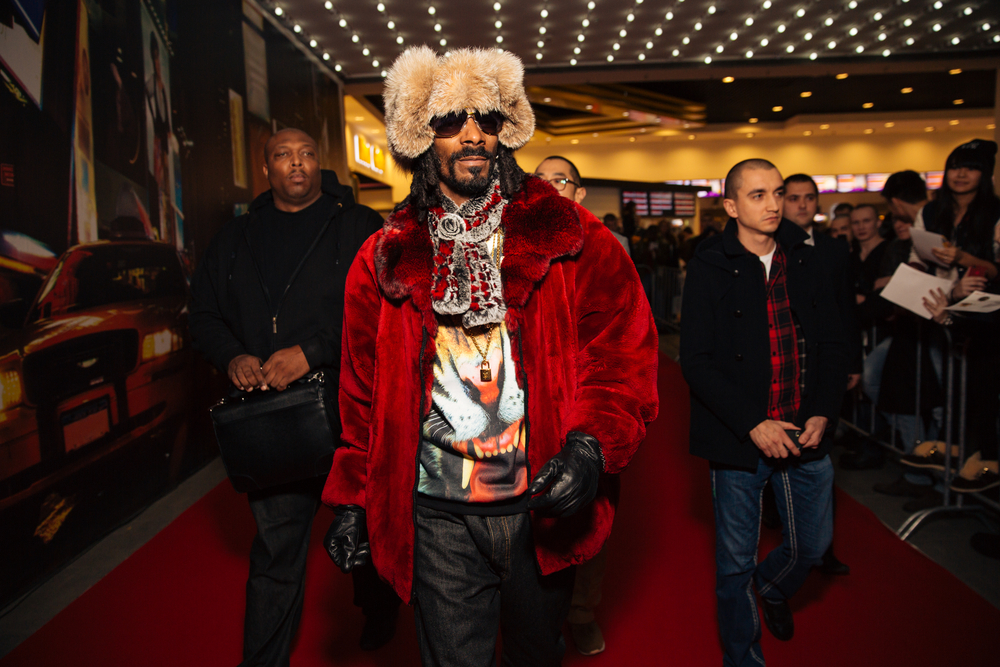 Snoop Dogg arrives to large department store of Moscow