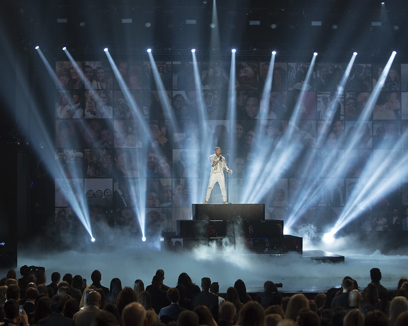 John Legend performs at the 2016 American Music Awards