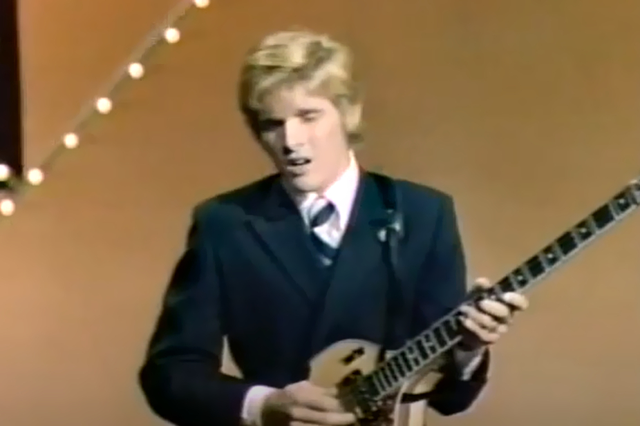 Dean Paul Martin Jr. performing