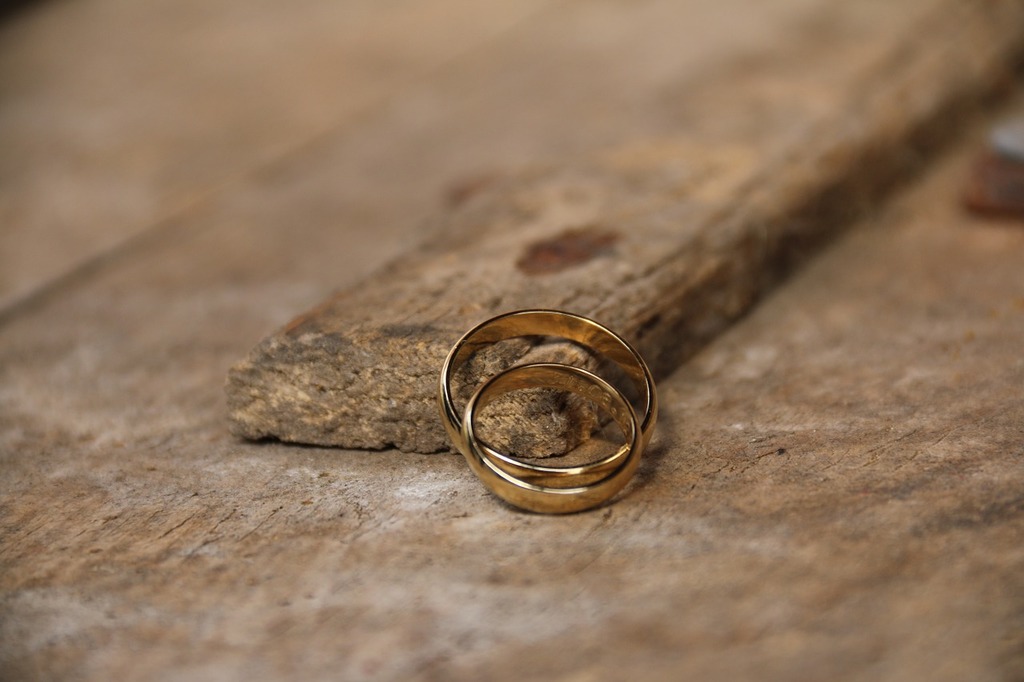 Gold wedding rings