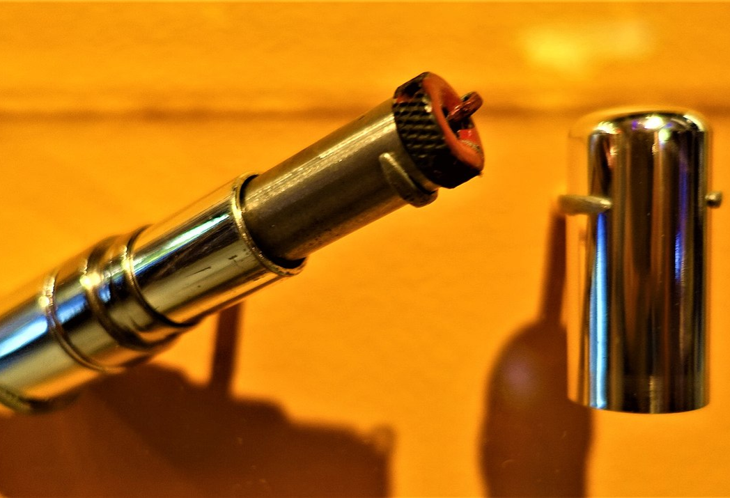 Kiss of Death, Lipstick Pistol