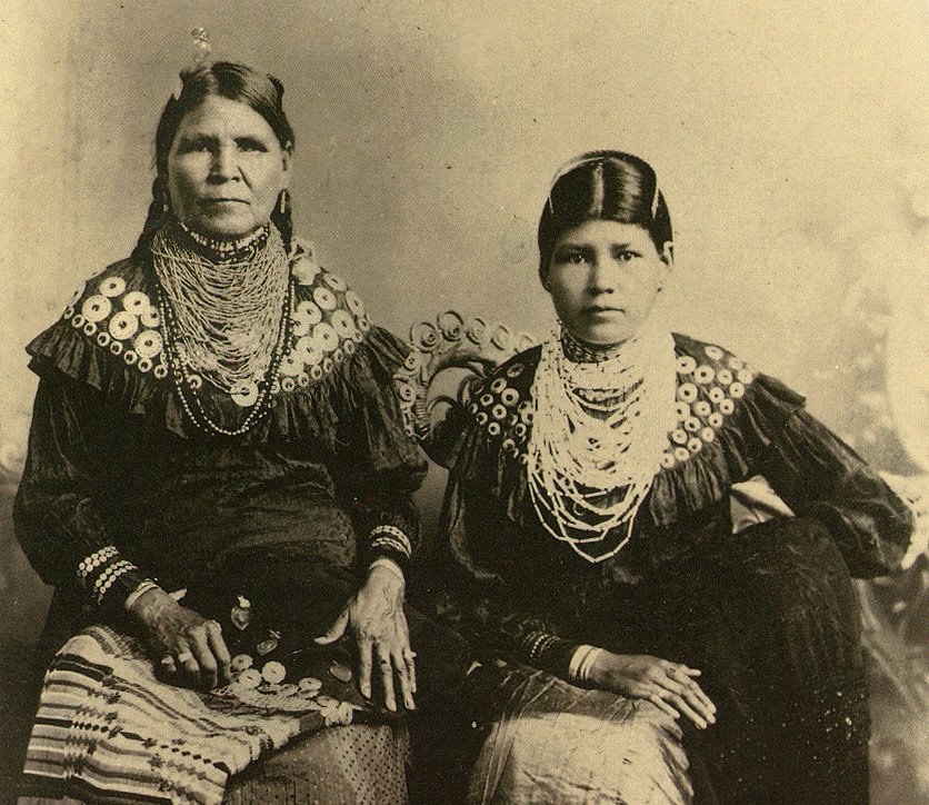 Lenape woman and daughter in traditional costume