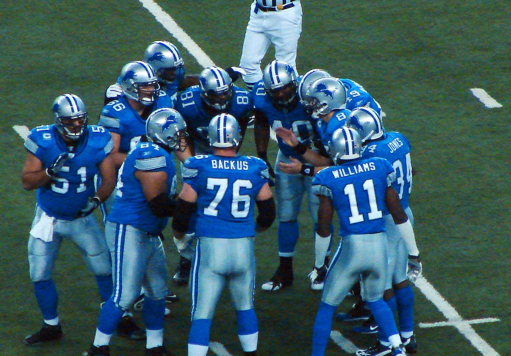 Jon Kitna (#8) leads a huddle of Detroit Lions players