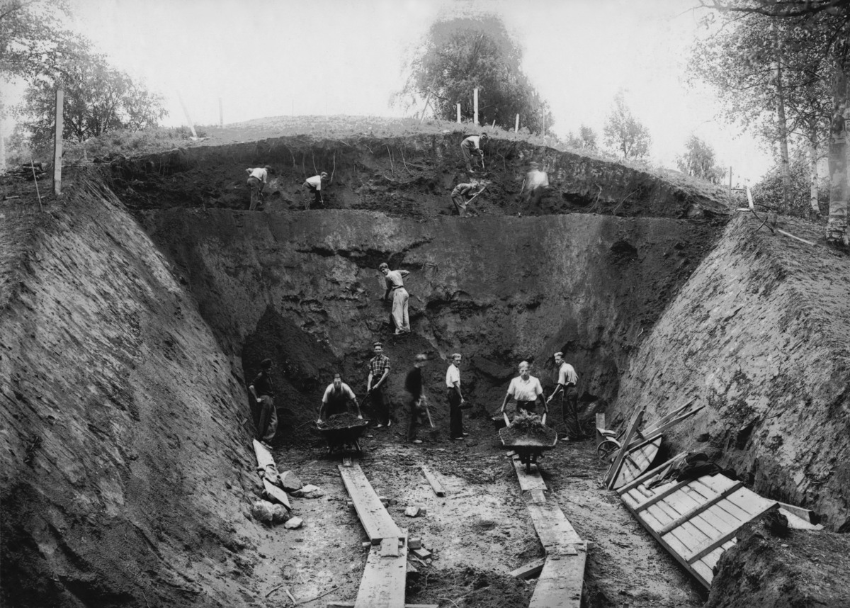 The mighty Raknehaugen - the excavation in 1939